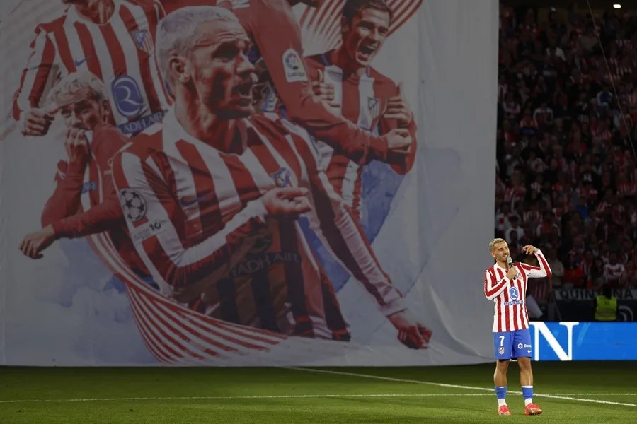 El delantero del Atlético Antoine Griezmann durante el homanaje que recibió.