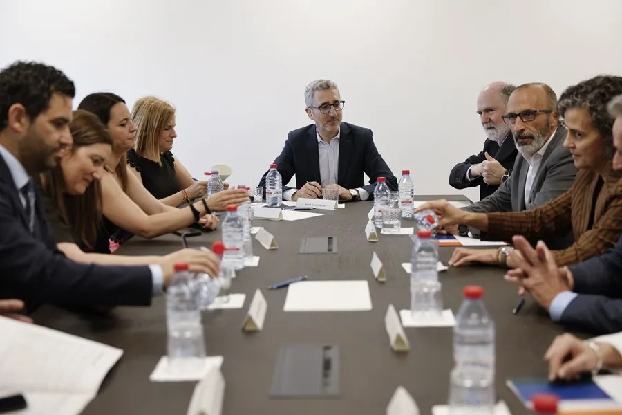 El ministro de Hacienda, Arcadi España (c), se reúne con empleados de Tragsa