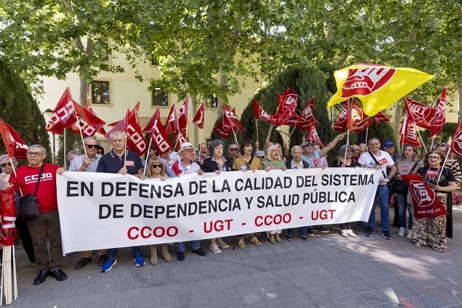 Sindicalistas de UGT y CC.OO de las Federaciones de Pensionistas de la Región de Murcia, durante un momento de la protesta