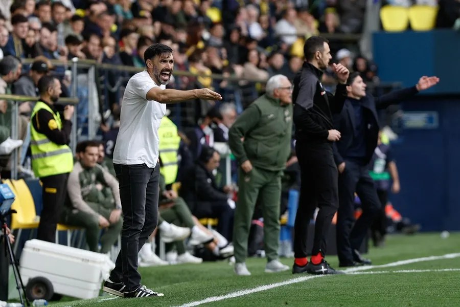 El entrenador del Elche, Eder Sarabia (i)