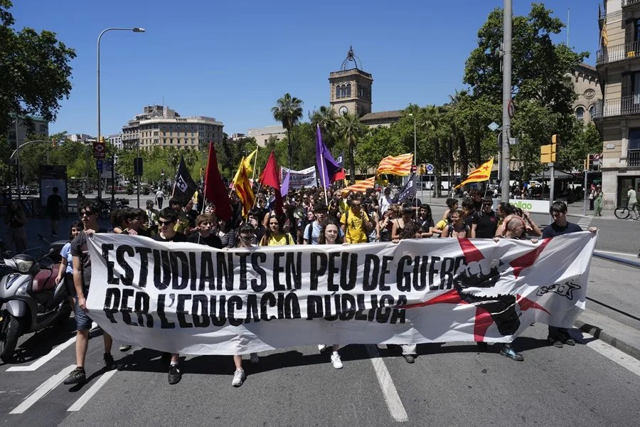 estudiantes recorren el centro de Barcelona en una manifestación en apoyo a la huelga de profesores