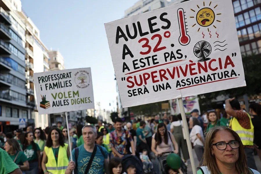 Docentes, familias y estudiantes abarrotan las calles del centro de Valencia en una nueva manifestación