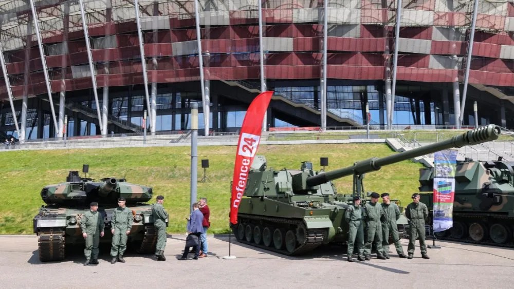 El obús K9 (derecha) y el tanque Leopard 2PL (izquierda) en la 2.ª edición de la Exposición del Ejército Polaco y la Industria de Defensa Polaca, en el marco de la 8.ª edición de la conferencia Defence24 Days, celebrada en el Estadio Nacional PGE de Varsovia,