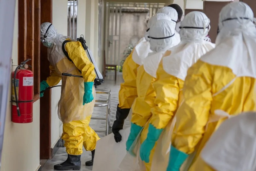Personal sanitario con equipo de protección individual (EPI) completo se prepara para trasladar el cuerpo de una víctima de ébola para su entierro seguro en el Hospital Sofepadi de Bunia, provincia de Ituri, República Democrática del Congo