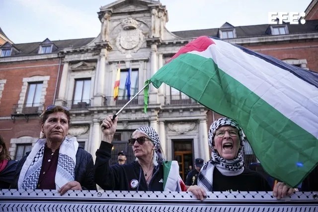 Un momento de la concentración de protesta por el arresto de los miembros de la Flotilla Global Sumud