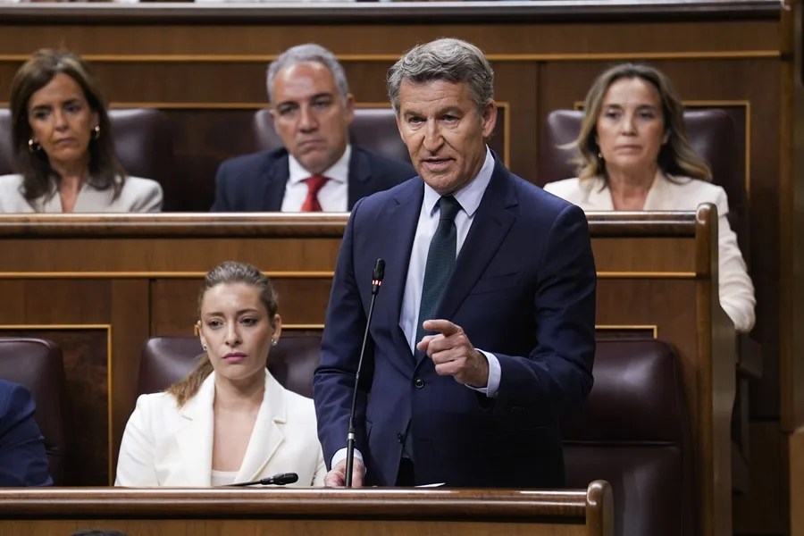 El líder del Partido Popular, Alberto Núñez Feijóo (d), durante su intervención este miércoles en el pleno del Congreso