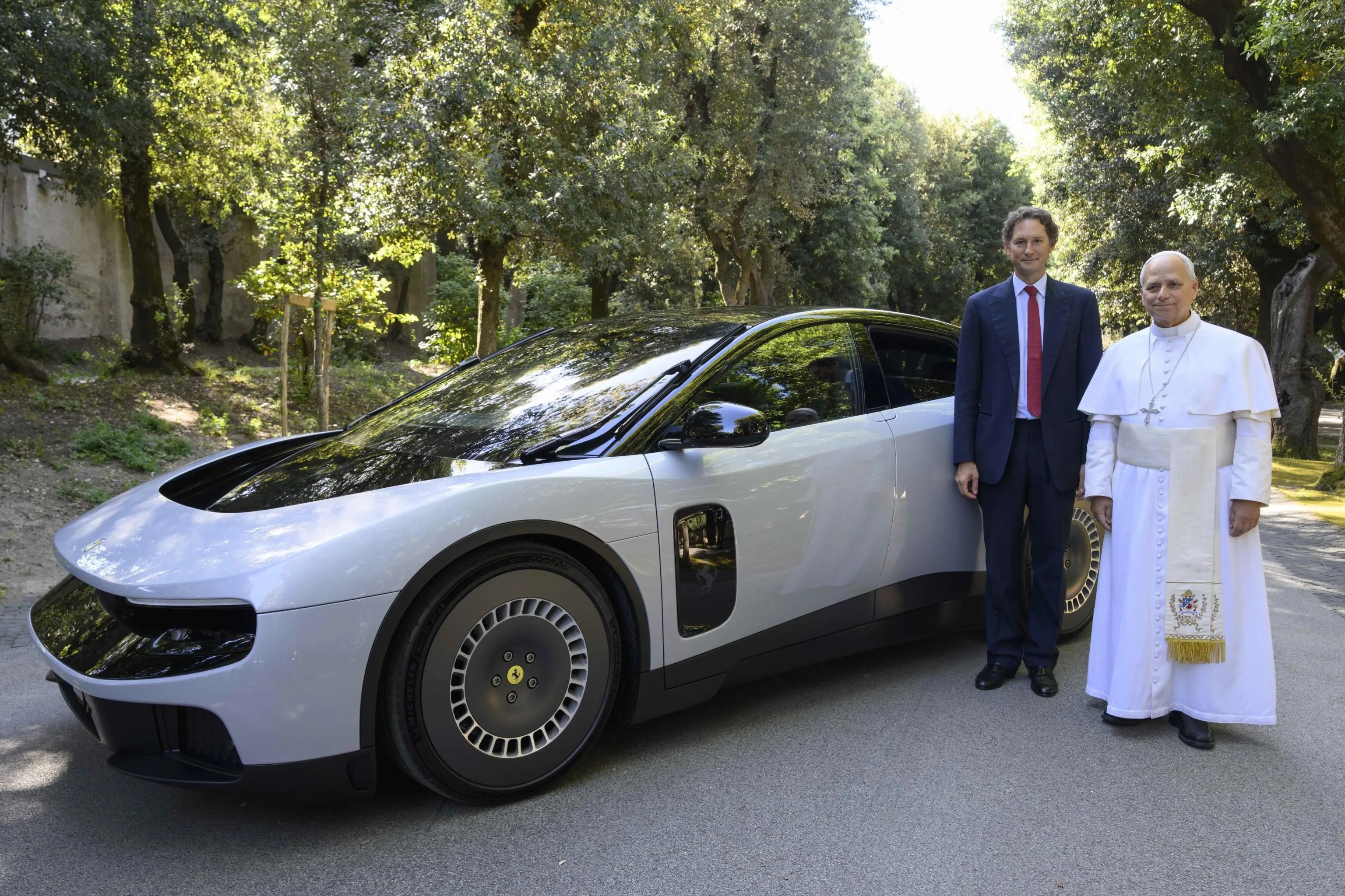 Una fotografía facilitada por Ferrari muestra al Papa León XIV reuniéndose con una delegación de Ferrari, encabezada por el presidente John Elkann (izquierda), en su residencia en Castel Gandolfo, cerca de Roma, Italia, el 26 de mayo de 2026.
