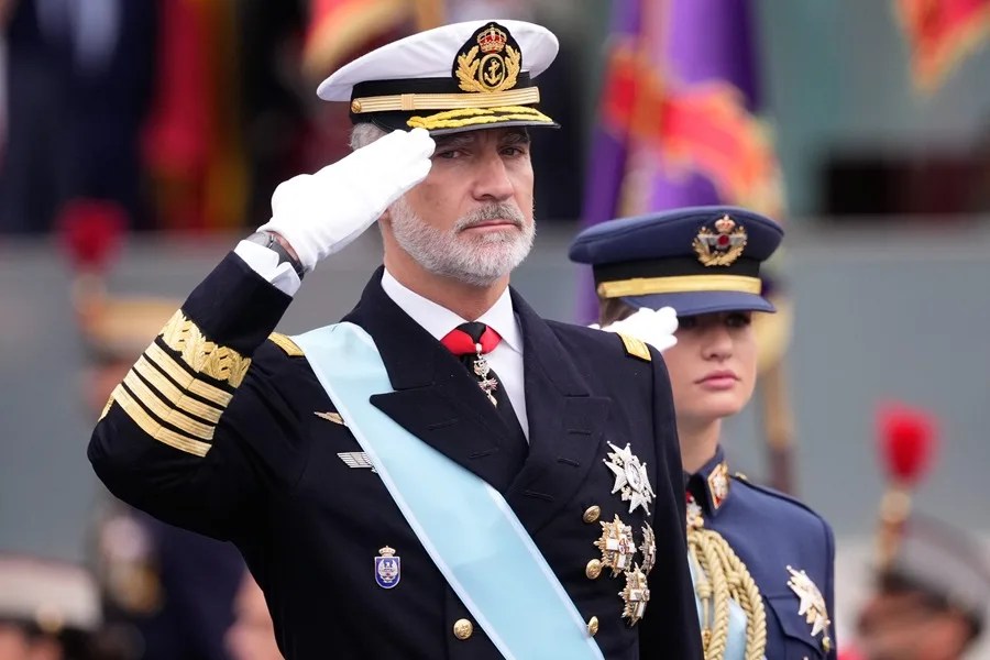 El rey Felipe y la princesa Leonor durante el desfile de las Fuerzas Armadas con motivo de la Fiesta Nacional.