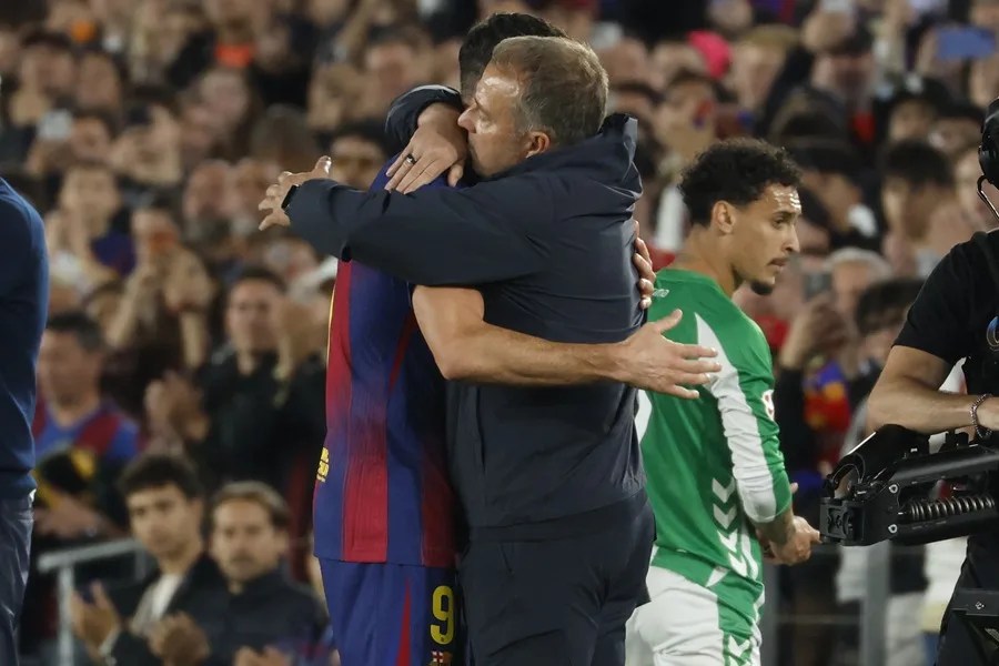 El entrenador del Barcelona, Hansi Flick (d), se abraza con Robert Lewandowski al ser sustituido, durante el partido de la jornada 37 de LaLiga.