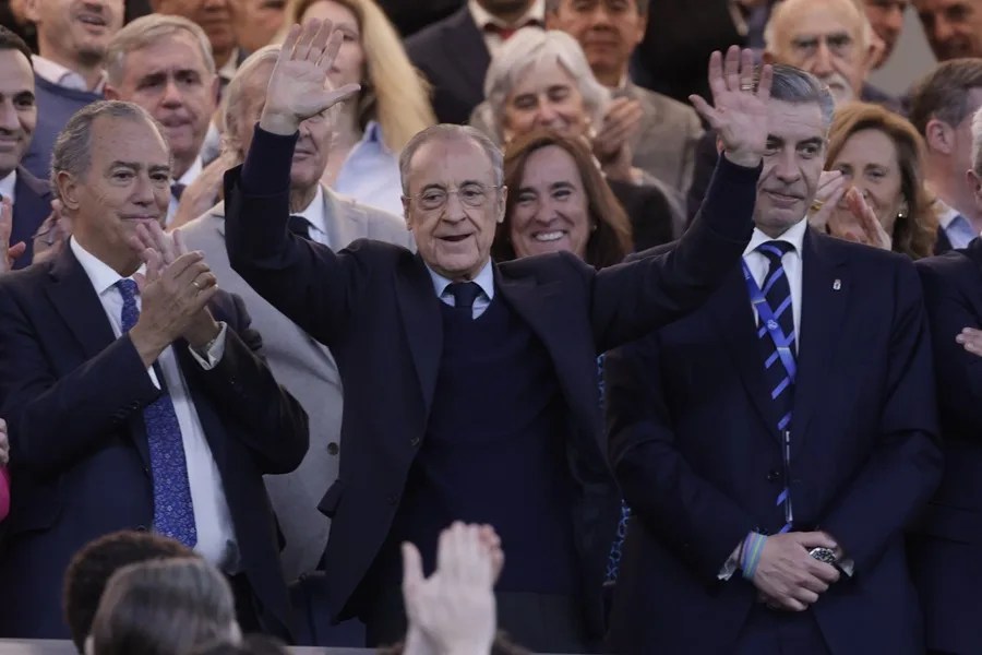 El presidente del Real Madrid, Florentino Pérez, en el palco antes del partido de LaLiga entre el Real Madrid y el Real Oviedo