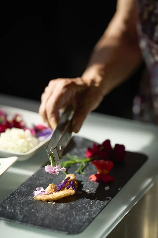Del jardín a la mesa: huevos con caléndula, barquitos de tulipán, y mousse de mimosa