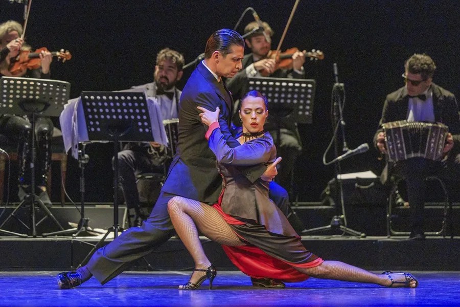 El espectáculo internacional "Forever Tango" pisa el escenario del Teatro Principal de Zaragoza para ofrecer una experiencia cultural.