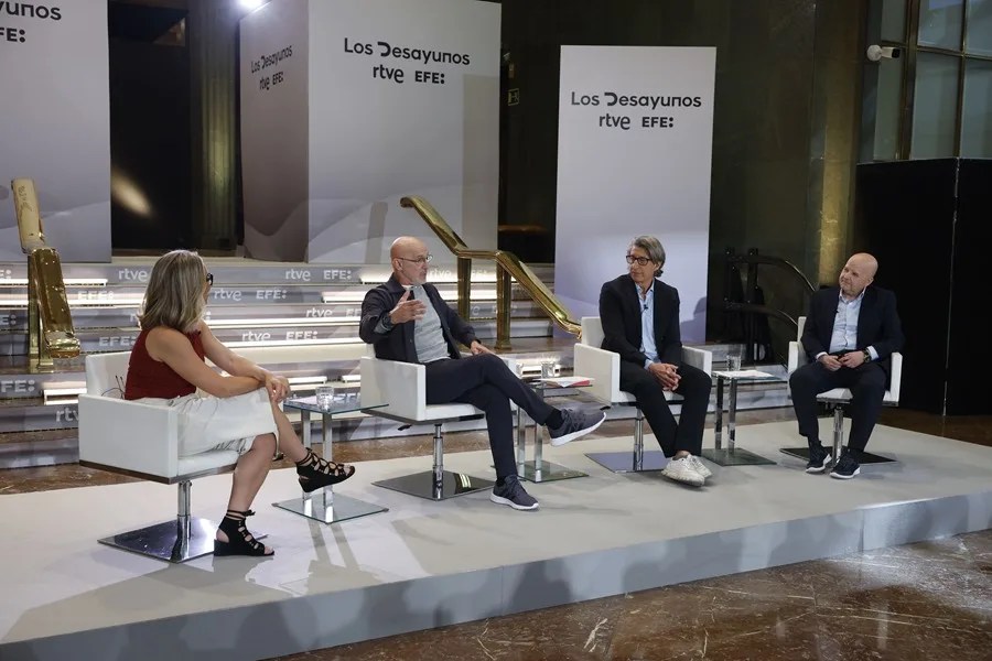 El seleccionador nacional de fútbol, Luis de la Fuente (2i), en una nueva entrega de 'Los Desayunos' de la Agencia EFE y RTVE