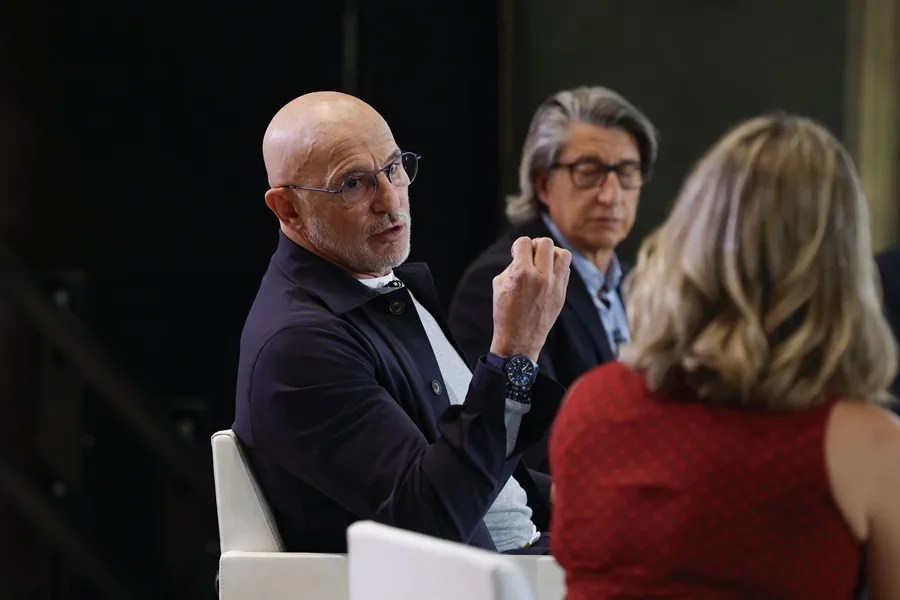 El seleccionador nacional de fútbol, Luis de la Fuente (i),