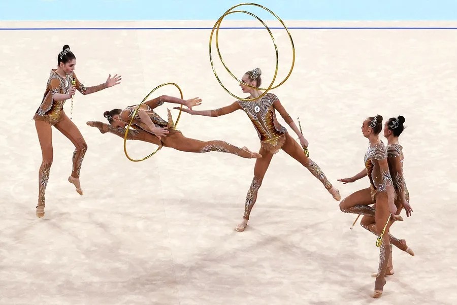 El equipo ruso compite en la ronda clasificatoria general por equipos de gimnasia rítmica durante los Juegos Olímpicos de Tokio 2020