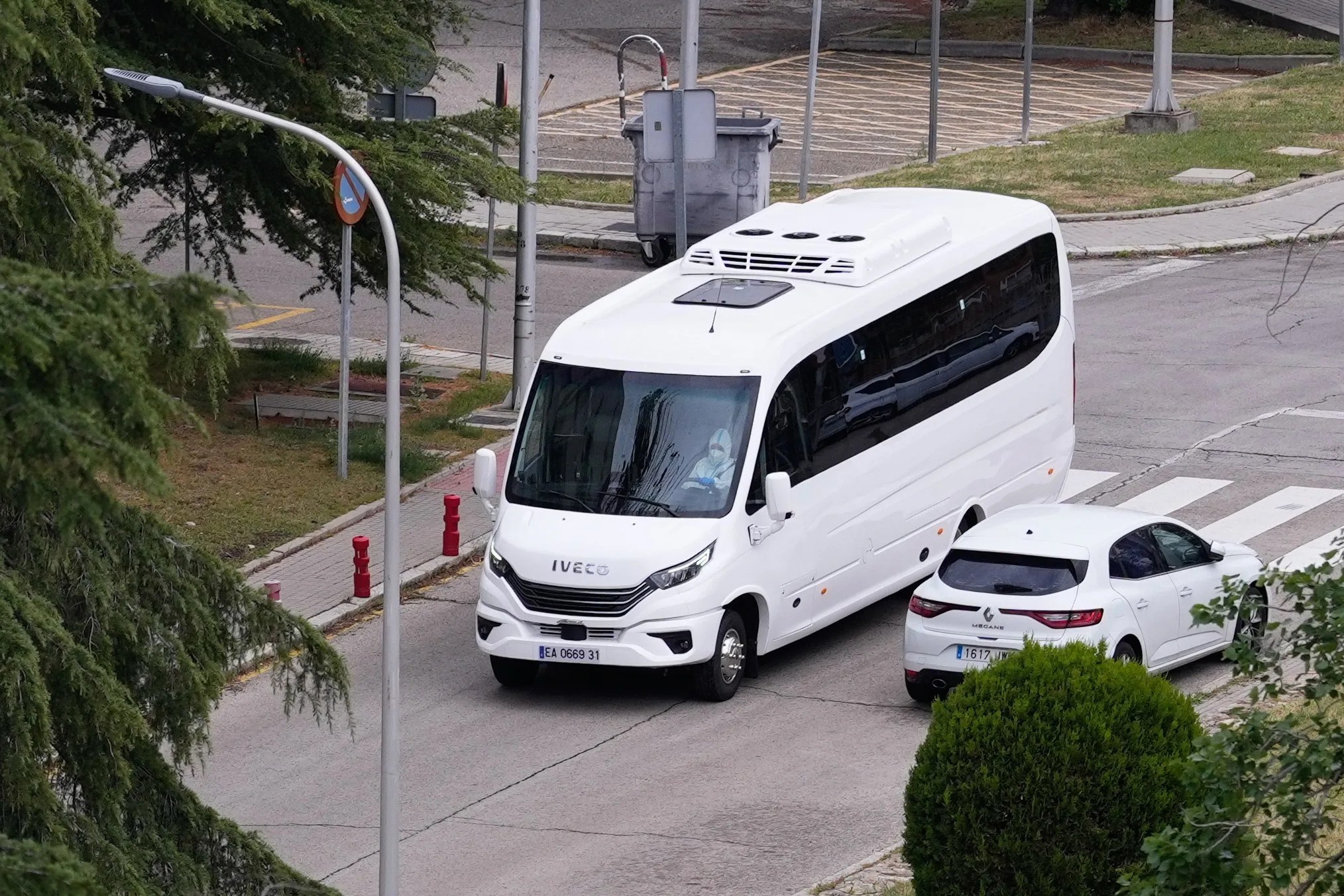 El autobús que transporta a los ciudadanos españoles que se encontraban en el crucero MV Hondius, a su llegada este domingo al Hospital Gómez Ulla.