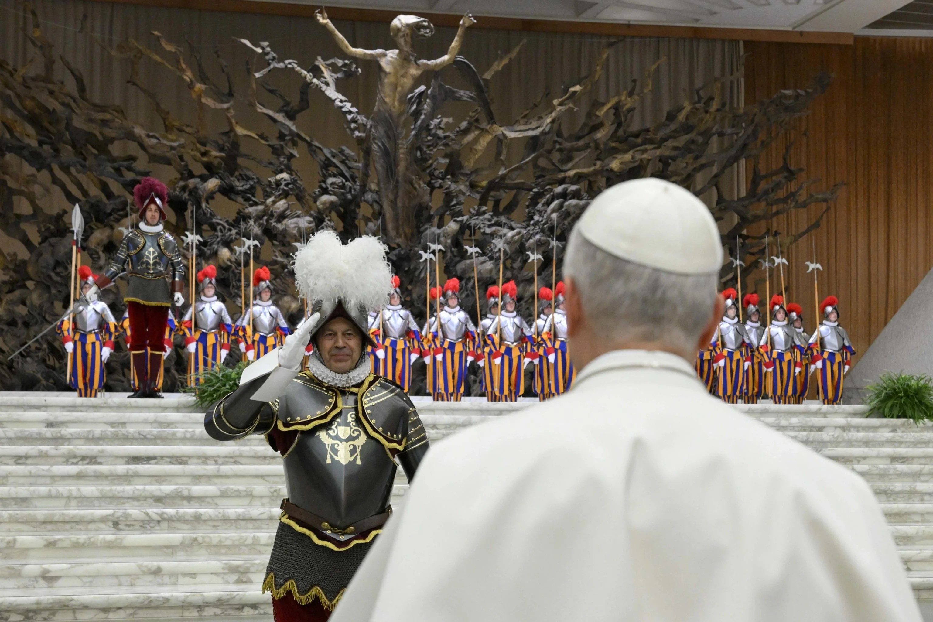 Fotografía facilitada por Vatican Media muestra a los nuevos reclutas de la Guardia Suiza Pontificia durante una ceremonia de juramento en el Aula Pablo VI del Vaticano.