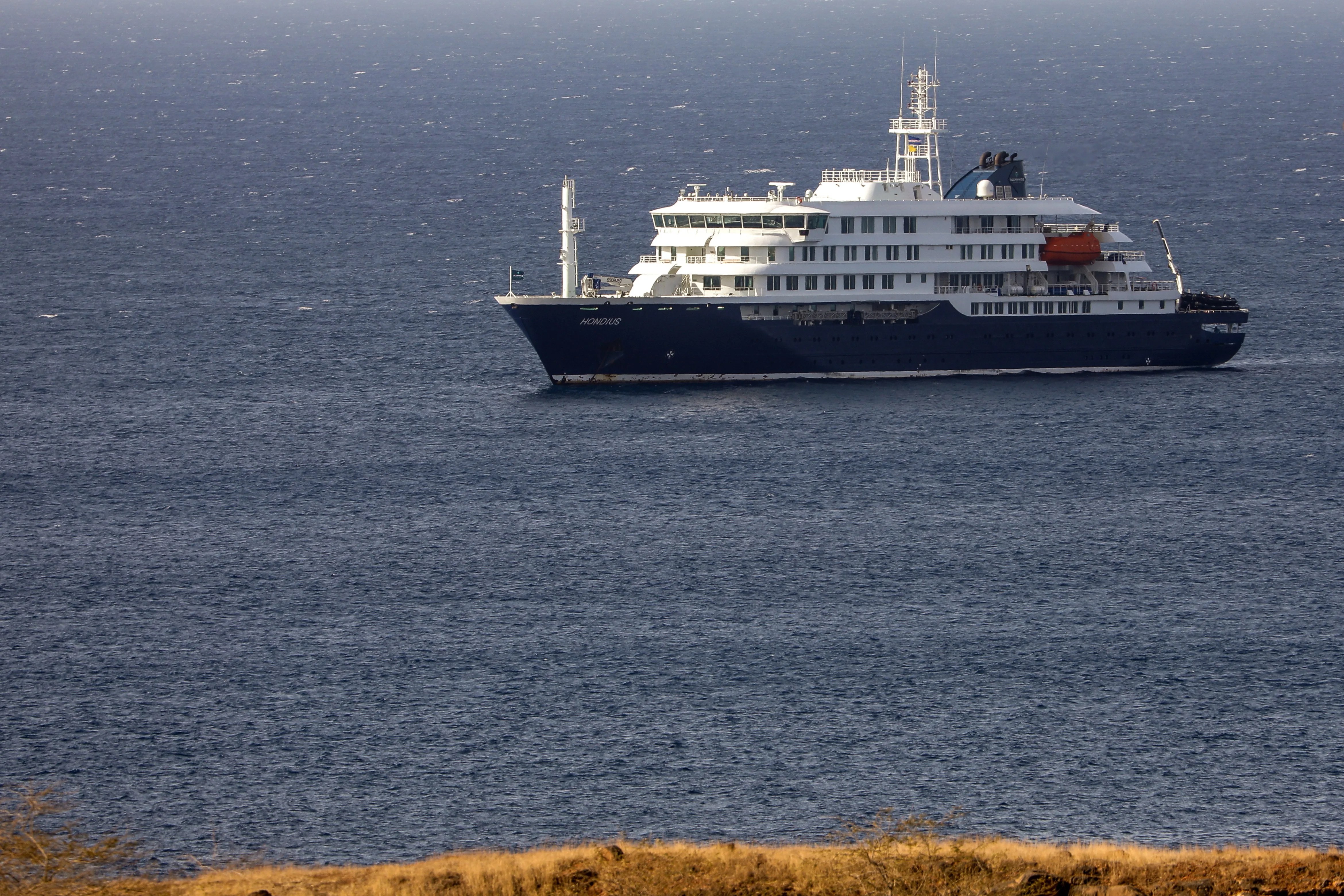 El crucero holandés MV Hondius está anclado frente a la costa de la ciudad de Praia en la isla de Santiago, Cabo Verde,.