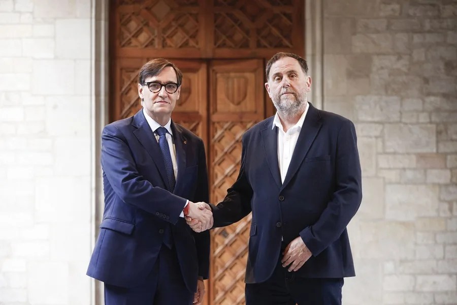 El presidente catalán, Salvador Illa, y el líder de ERC, Oriol Junqueras, han solemnizado este martes su pacto sobre los presupuestos