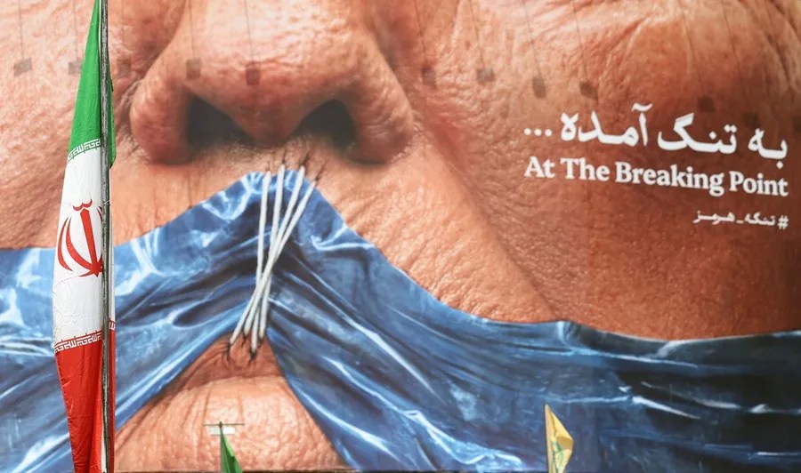 Una enorme valla publicitaria antiestadounidense que hace referencia al presidente de Estados Unidos, Donald Trump, y al estrecho de Ormuz en la plaza Valiasr de Teherán