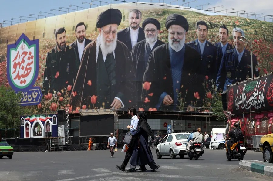 Ciudadanos iraníes caminan en la plaza Enghelab de Teherán, Irán, este jueves.