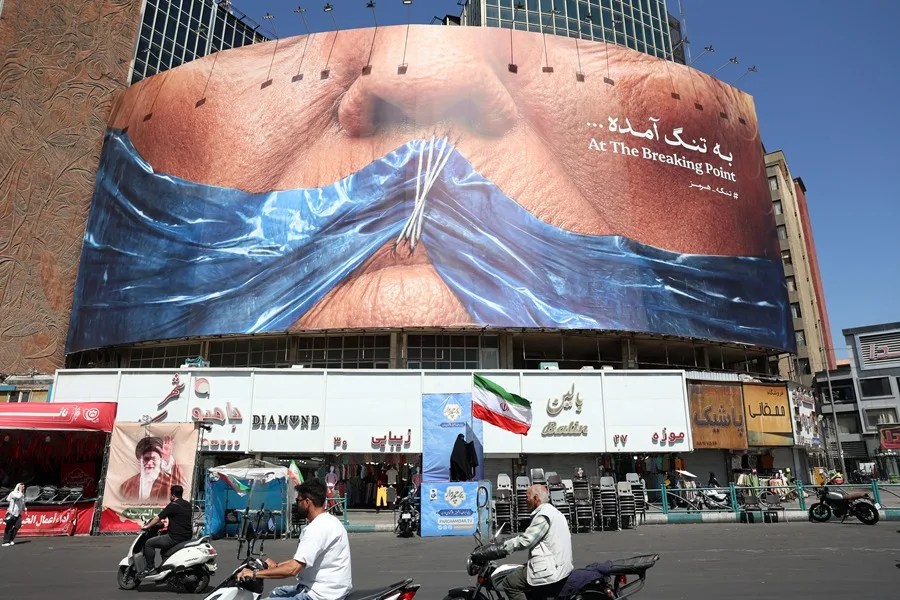 Valla publicitaria antiestadounidense que hace referencia al presidente estadounidense Donald Trump y al estrecho de Ormuz en la plaza Valiasr de Teherán, Irán.