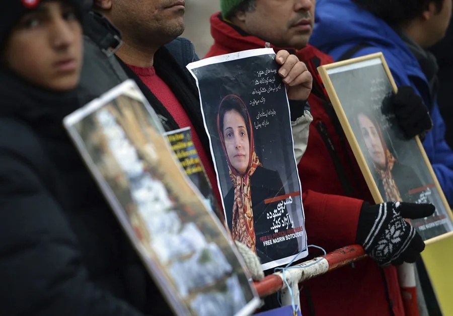 Unos manifestantes sujetan fotos de la abogada y defensora de los Derechos Humanos iraní Nasrin Sotudeh