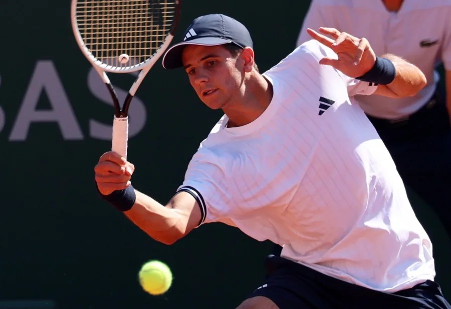 Rafael Jódar en acción durante su partido contra James Duckworth en el torneo de tenis Grand Slam Abierto de Francia, que se celebra en Roland Garros, París.