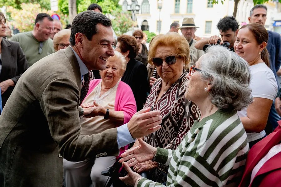 Juanma Moreno, en su visita este domingo a la localidad sevillana de Dos Hermanas.