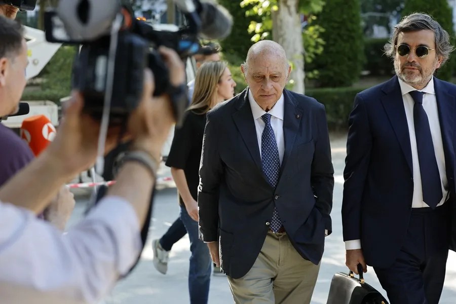 El exministro del Interior Jorge Fernández Díaz (2d), a su llegada este jueves a la Audiencia Nacional de Madrid.