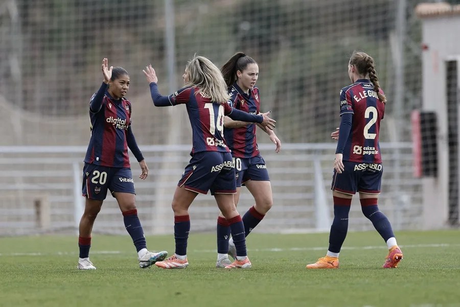 Las futbolistas del Levante UD Femenino celebran el gol de su compañera Dolores Silva (2i).