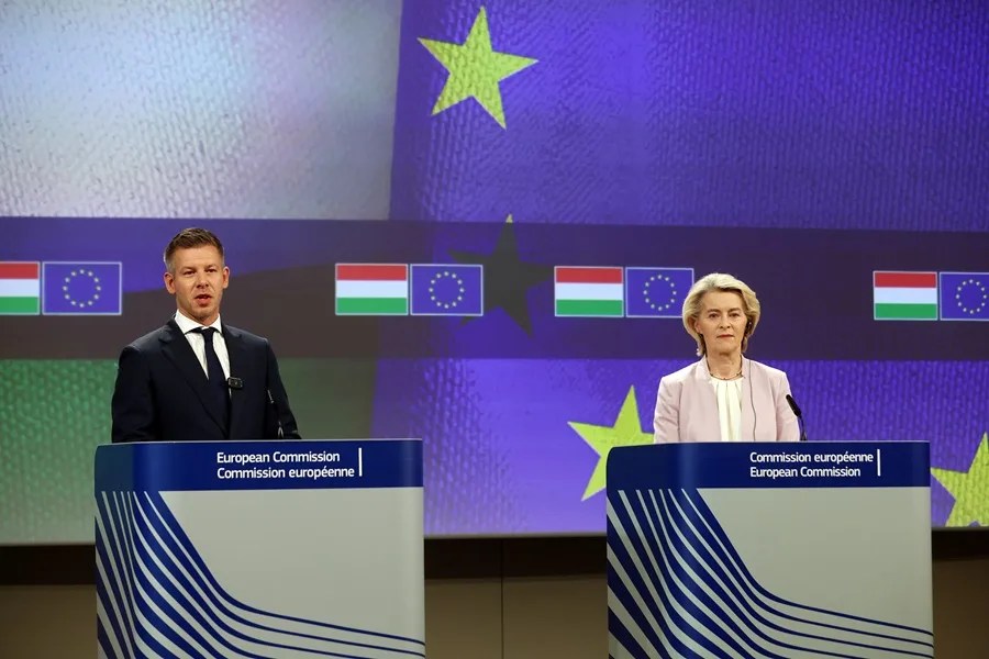 El primer ministro húngaro, Peter Magyar (izquierda), y la presidenta de la Comisión Europea, Ursula von der Leyen (derecha)