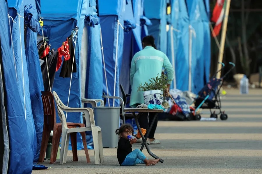 Una niña libanesa desplazada se sienta en el suelo de un nuevo refugio para desplazados en un campamento improvisado a lo largo del paseo marítimo de Beirut