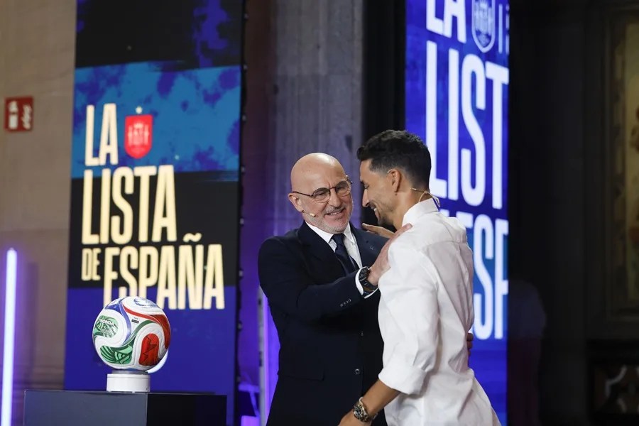 El seleccionador español de fútbol, Luis de la Fuente, junto al futbolista Jesús Navas durante la rueda de prensa ofrecida este lunes,