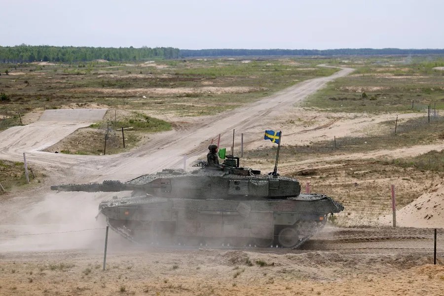 Soldados del Ejército sueco, con su tanque de combate Stridsvagn 122 (Leopard 2 A5), participan en el ejercicio NATO Iron Spear 2026 en el campo de entrenamiento de Adazi, Letonia