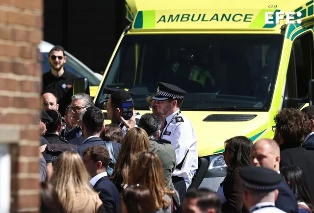 Keir Starme, se reúne con personal sanitario en el centro médico Temple Fortune Medical Group en Golders Green, cerca del lugar donde dos hombres judíos fueron apuñalados en Londres