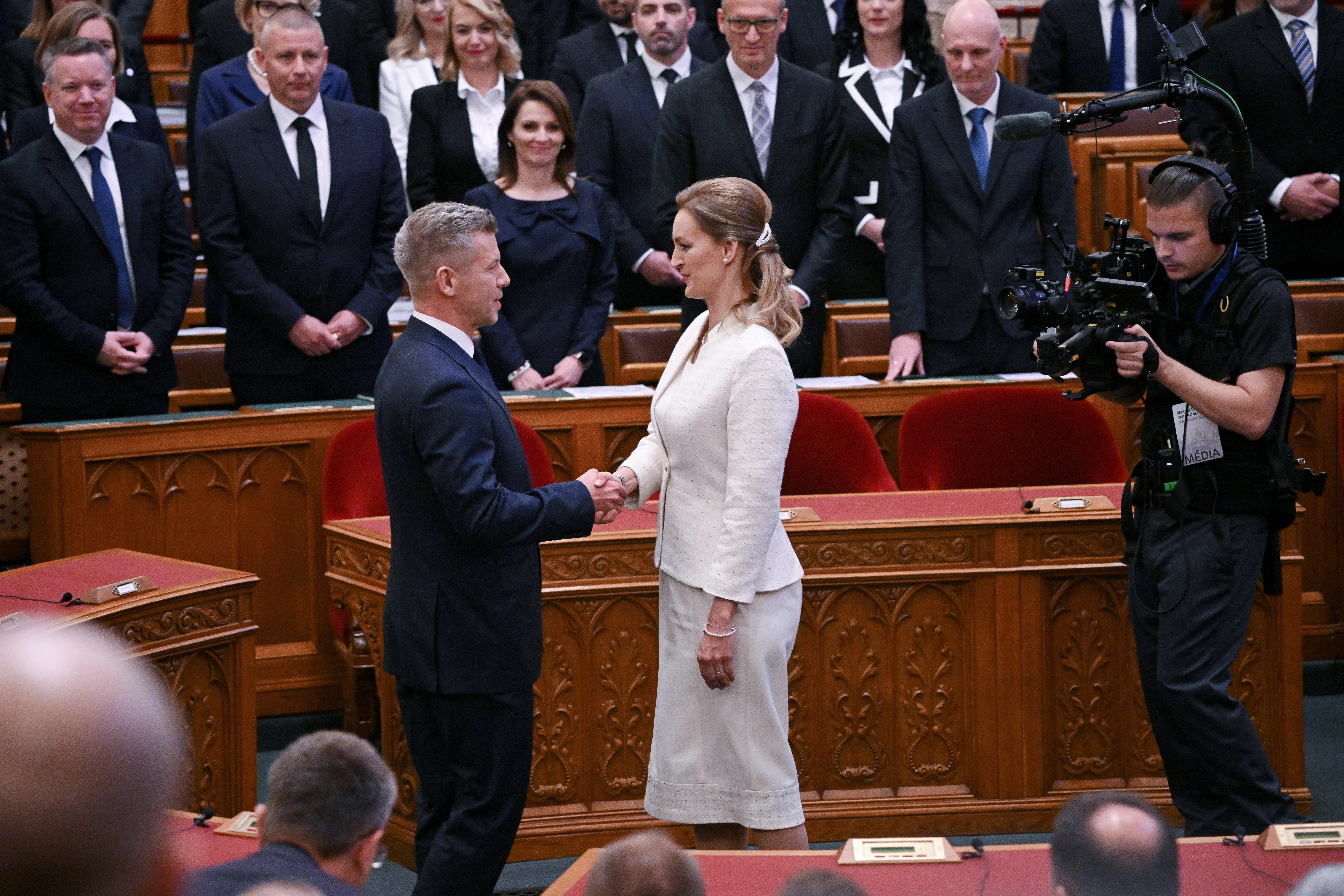 El futuro primer ministro y líder del Partido Tisza, Peter Magyar (izquierda), felicita a Agnes Forsthoffer, del Partido Tisza, tras su investidura como presidenta del Parlamento durante la sesión inaugural de la nueva Asamblea Nacional en Budapest, Hungría,