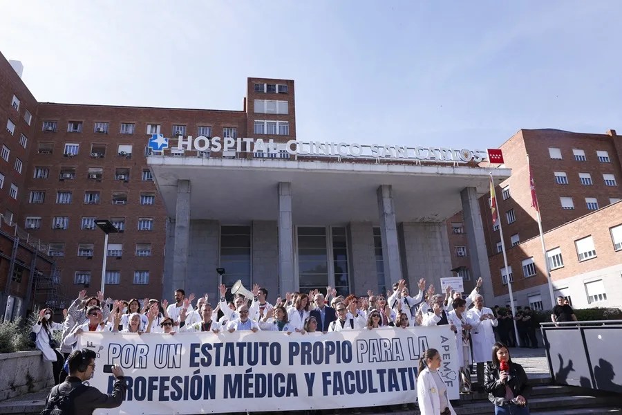 Concentración de médicos que retoman la cuarta semana de huelga indefinida intermitente