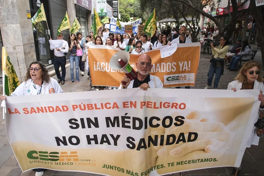 Cientos de médicos secundan la manifestación convocada a nivel nacional por la Asociación Médicos Unidos por sus Derechos, con motivo de la huelga del colectivo profesional.
