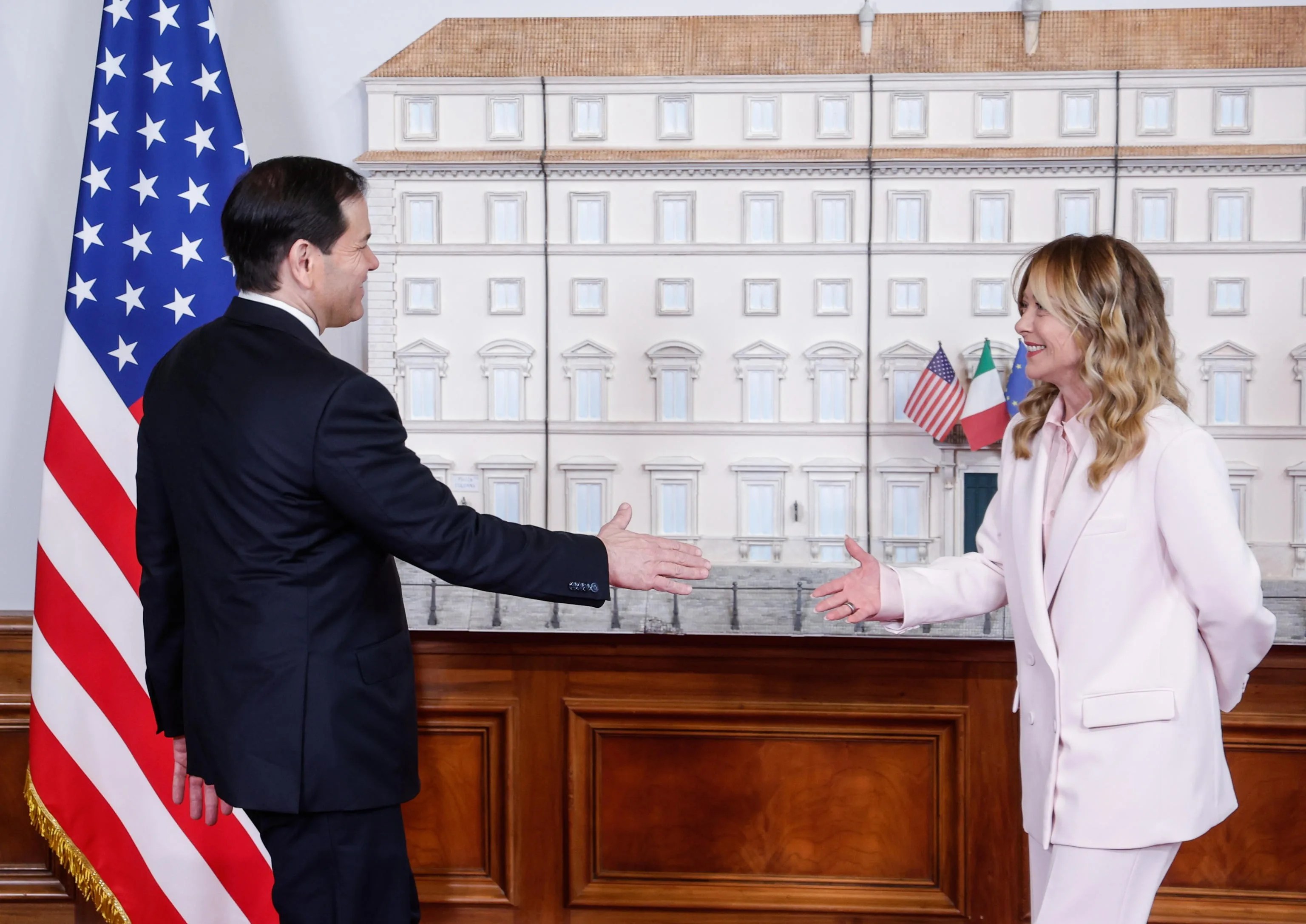 La primera ministra de Italia, Giorgia Meloni, saluda al secretario de Estado estadounidense, Marco Rubio, durante la reunión que mantuvieron este viernes en Roma.