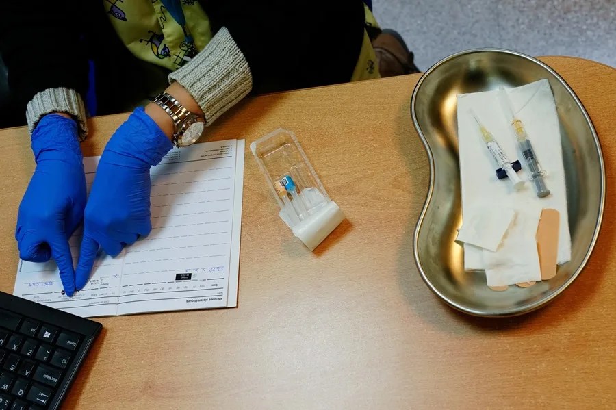 Una profesional sanitaria prepara la vacuna de la Meningococo
