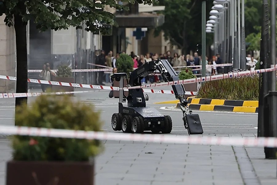 Un robot de los artificieros de la Policía Nacional retira la maleta abandonada