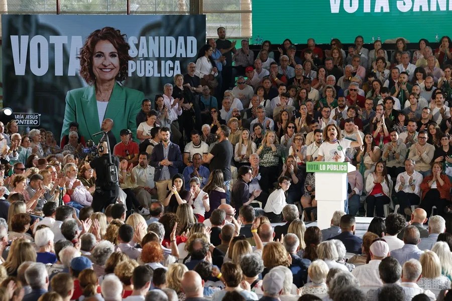 La candidata socialista a la Junta, María Jesús Montero, interviene durante un acto de campaña celebrado este viernes en la Ciudad Deportiva de Cártama.