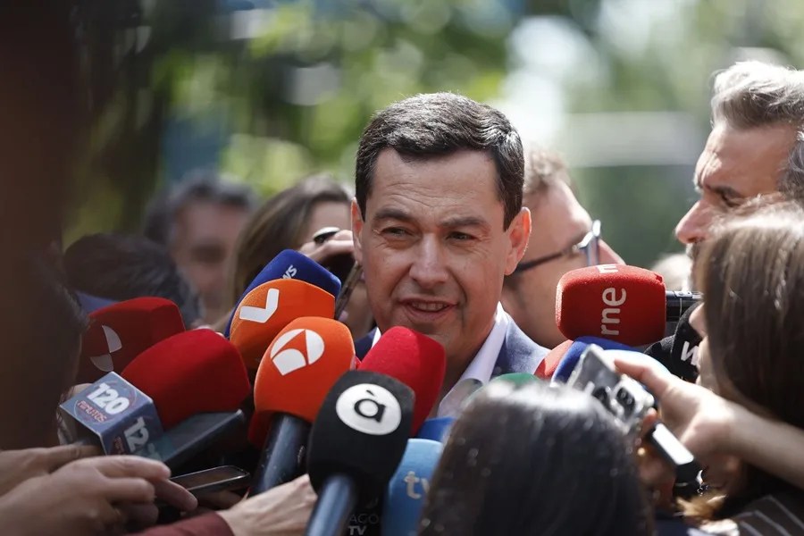 El presidente de la Junta de Andalucía, Juanma Moreno, candidato del PP a la reelección, atiende a la prensa a su llegada a la sede del PP