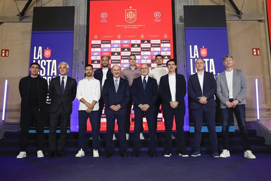 El seleccionador español de fútbol, Luis de la Fuente (c), posa para la foto de familia tras la rueda de prensa