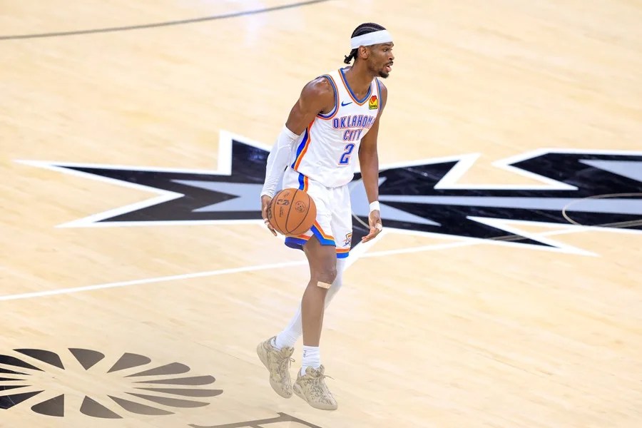 El base de Oklahoma City Thunder, Shai Gilgeous-Alexander, en acción durante el Juego 6 de las Finales de la Conferencia Oeste de la NBA entre los San Antonio Spurs y Oklahoma City Thunder en San Antonio, Texas
