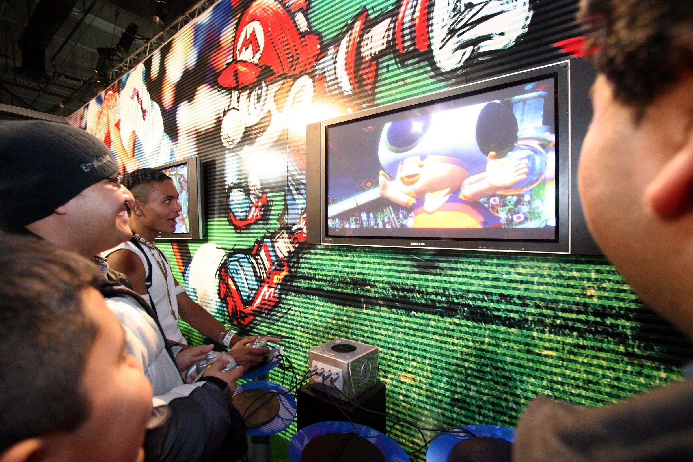 Unos jóvenes disfrutan de un videojuego de la compañía Nintendo, en una imagen de archivo.