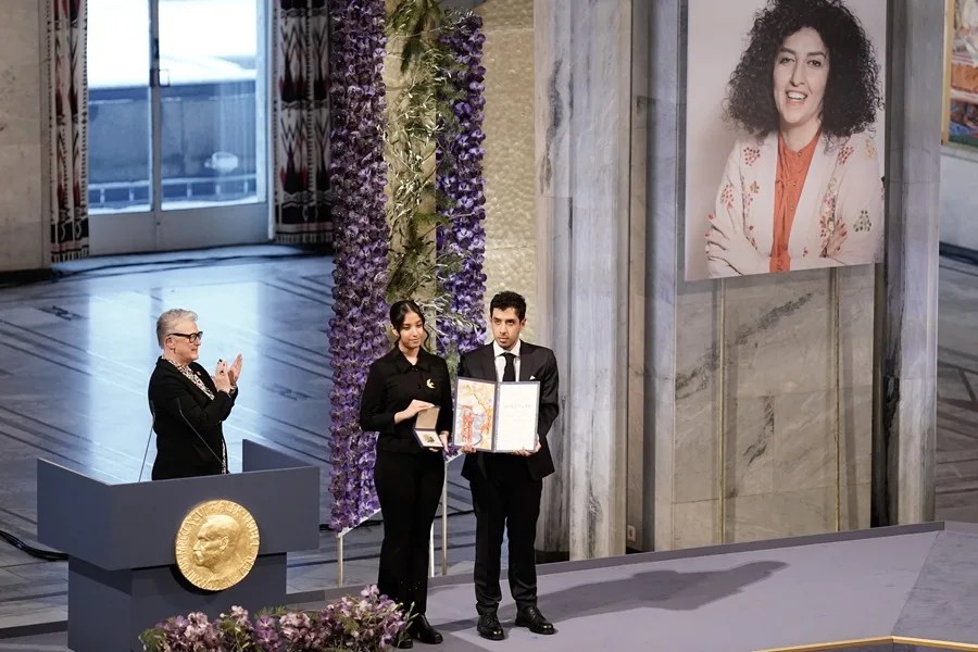 Ali y Kiana Rahmani reciben, en nombre de su madre Narges Mohammadi, el Premio Nobel de la Paz 2023