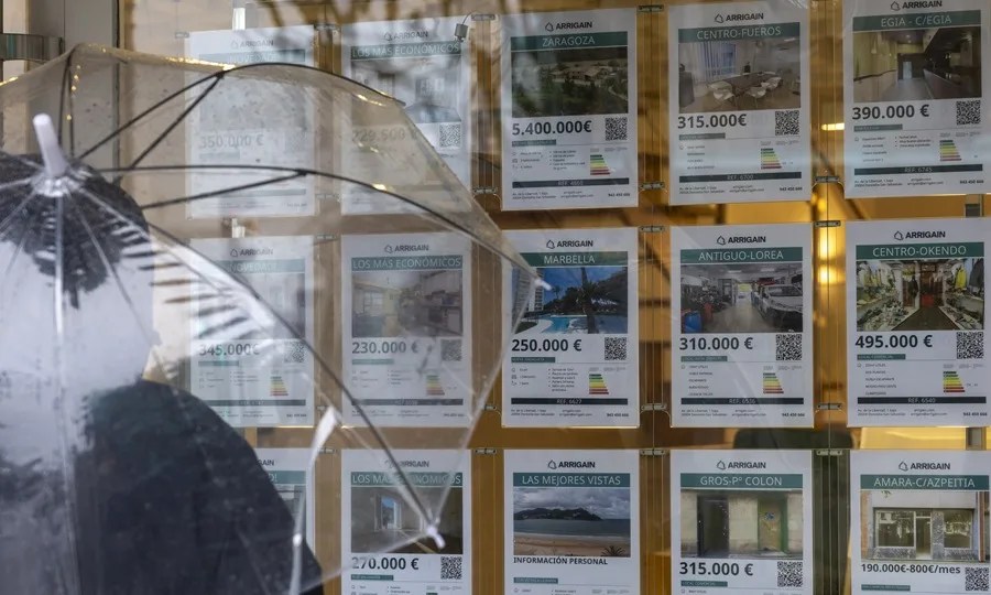 Una mujer observa las ofertas de una inmobiliaria.