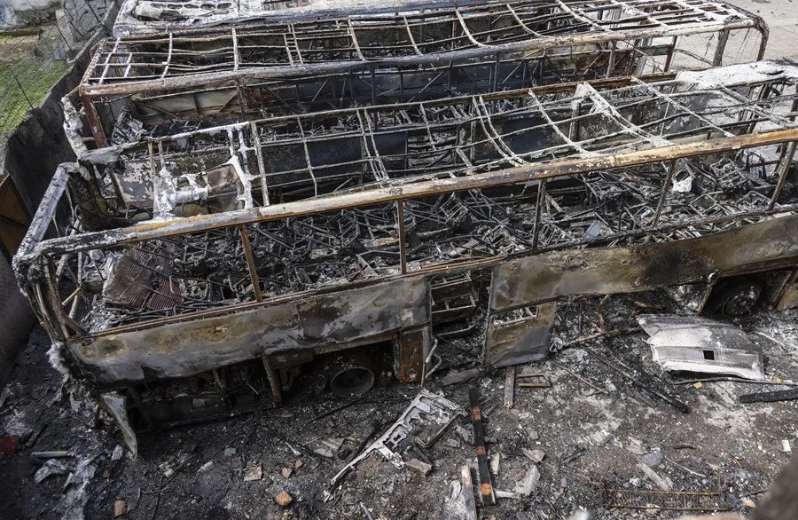 utobuses incendiados tras un ataque ruso contra una zona residencial en Odesa